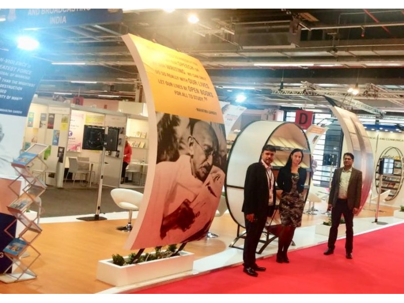 Through its rich collection of Gandhian literature Publications Division Ministry of Information and Broadcasting commemorated 150th Birth Anniversary of Mahatma Gandhi at Frankfurt International Book Fair
